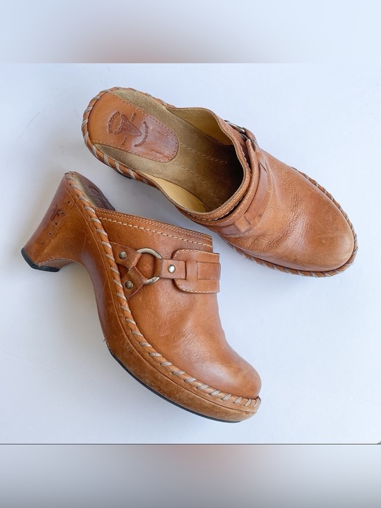 Frye Shoes - Frye Charlotte Ring Tan Leather Slip-On Clogs with Buckle Detail size 7